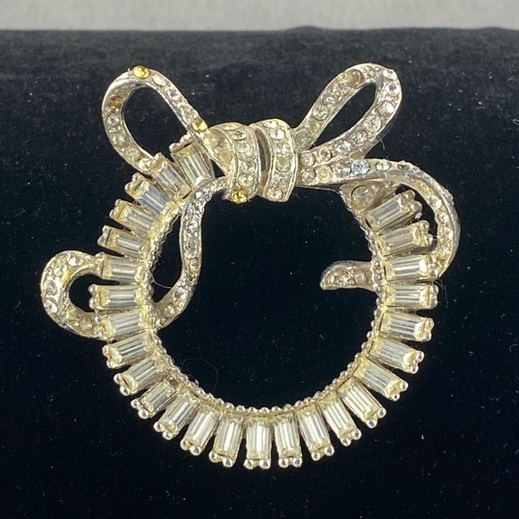 Jewelry - Vintage Art Deco rhinestone wreath brooch